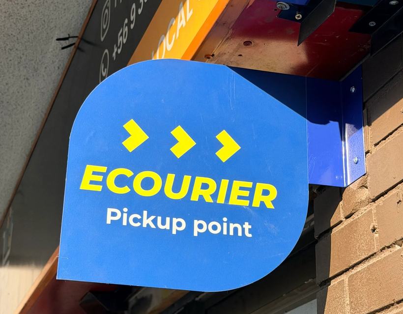 Letrero de un punto Pickup de la red Ecourier en la fachada de un local